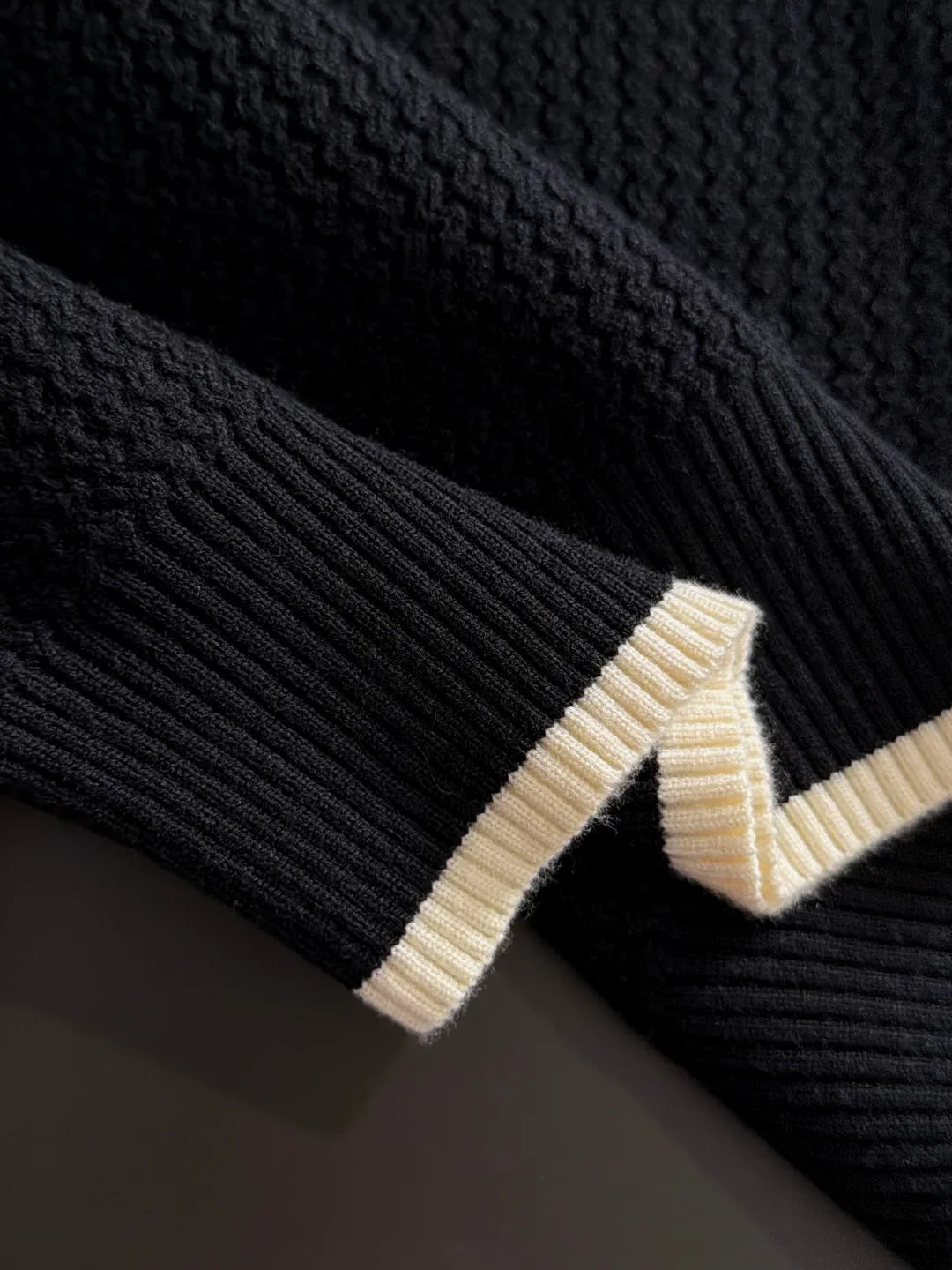 Next day shipping P195 Balenciaga high quality 2026 autumn and winter official website latest sweater, on sale at the same time at the counter Hot Sale! Specially made of wool blended fabric. It feels comfortable and can be directly in contact with the skin. The logo badge is exquisitely embroidered, which is extremely eye-catching! The details highlight the fashionable charm of big brands. Exquisite workmanship. Three-dimensional cutting style. The wearing effect is invincible and handsome! All three standards are complete! Sizes:M-3XL